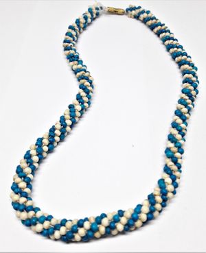 Kort halsband med blå och vita små kulor