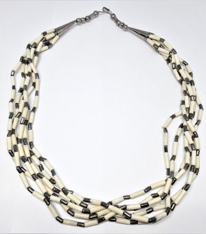 Flerradigt halsband i vitt