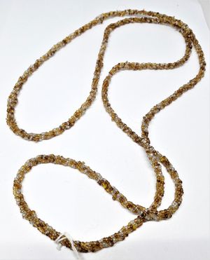 Långt halsband med små kulor i gula toner
