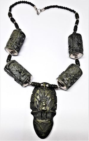 Fint utskuret halsband i ben, grönt
