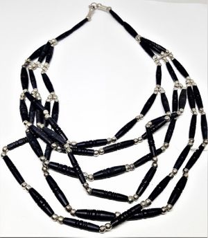 Blått flerradigt halsband i ben och metall