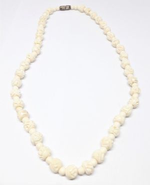 Halsband med utsirade blommor