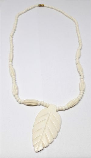 Halsband, med löv, av ben