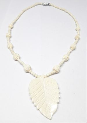 Halsband, med löv och blommor, av ben