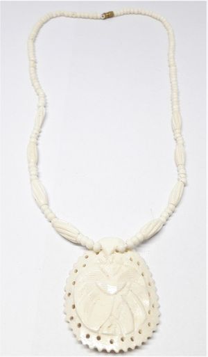 Kort halsband, ben, med randiga ovaler