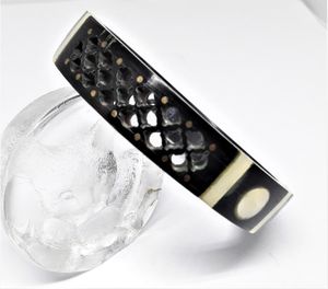 Stelt armband av trä med genombrutet mönster