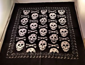 Scarf, motiv med stora dödskallar