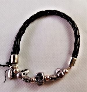Armband i flätat läder med små dödskallar i metall