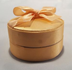 Aprikosfärgad ask med rosett