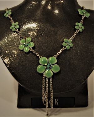 Halsband med Detaljer av Blommor Grön