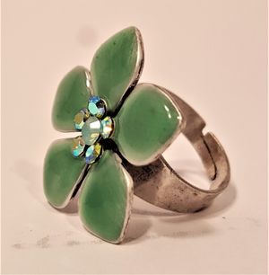 Ring med gröna detaljer i form av blommor
