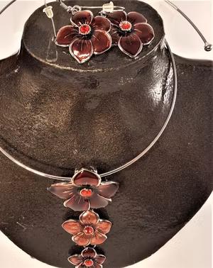 Set stelt halsband med örhänge i rött