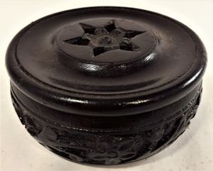 Handgjord snidad träask med lock