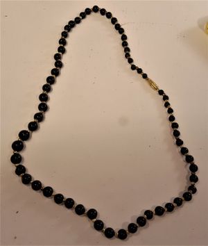 Halsband av mörkgrön agat