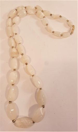 Halsband med vita stenar