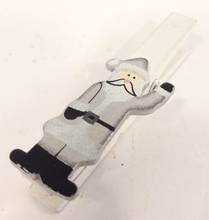 Söt liten tomte med klädnypa