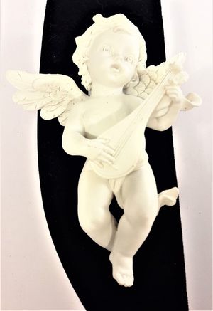 Ängel med luta i polystone, marmorkross blandat med polyesterakrylat. Detaljfull och dekorativ.