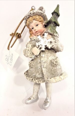 Prydnadsfigur att hänga, söt flicka med snöflinga och gran. Detaljfull och dekorativ. Med snöre
