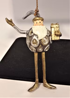 Söt tomte med paket att hänga.