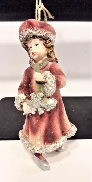 Prydnadsfigur att hänga, söt flicka med snöflinga. Detaljfull och dekorativ. Med snöre.