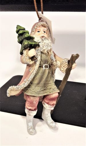 Prydnadsfigur att hänga, tomte med stav och gran. Detaljfull och dekorativ. Med snöre.