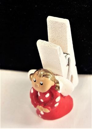 Söt ängel med klädnypa