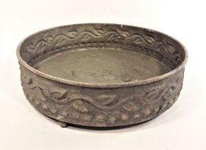Rund skål/bunke i metall med fötter, chabby chique
