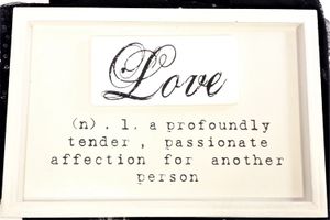 Tavla med text "Love..."