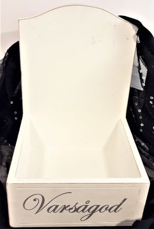 Different Design, vit trälåda med text "Varsågod"