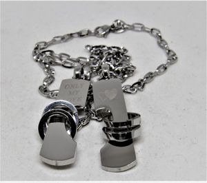 Halsband med Dekorativa Plattor med Text och Hjärtan Silverfärg