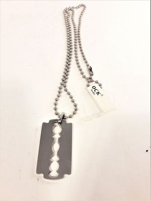 Halsband med Metallhänge Rakblad Silverfärg