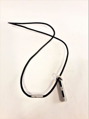 Läder Halsband med Avlångt Hänge Svart och Silverfärg