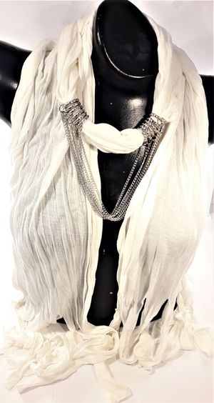 Scarf vit med kedjedetalj