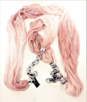 Rosa scarf med silverfärgade detaljer