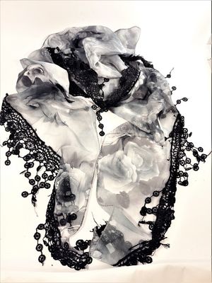 Grå/Svart scarf med svart spets och rosmönster