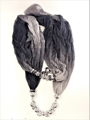 Svart scarf med silverfärgade detaljer