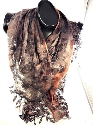 Scarf med spets och fjärilsmönster