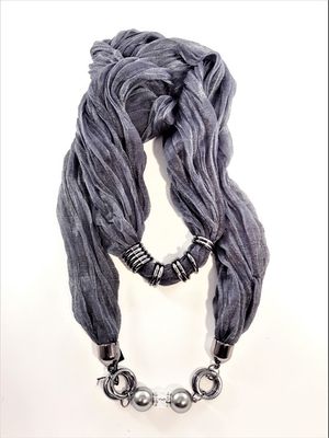 Grå skimrande scarf med silverfärgade detaljer