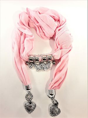 Snygg rosa scarf med många detaljer, hjärtan, elefanter, fjärilar