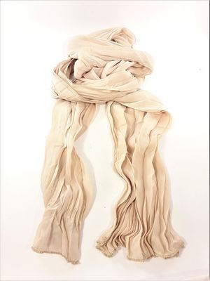 Veckad beige scarf