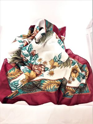 Scarf med blommönster, röd kant
