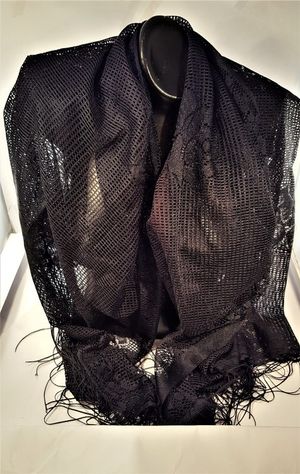 Fin svart genombruten scarf med rosmönster och fransar