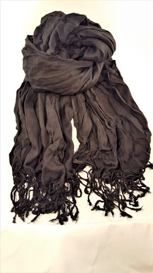 Fin svart scarf med fransar