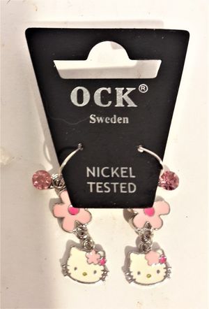 Örhänge med små Hello Kitty-huvud små blommoroch sten