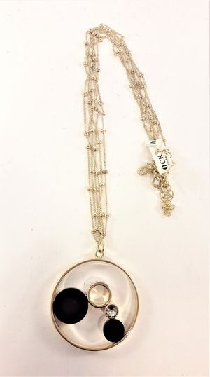 Flerradigt halsband med runt hängsmycke guldfärg