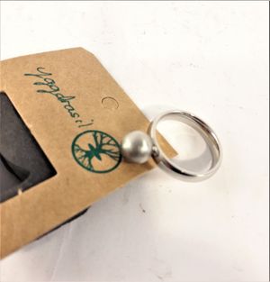 Ring i stål med matt kula, storlek small