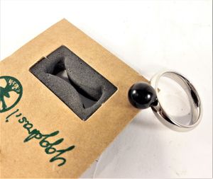 Ring i stål med svart kula, storlek small