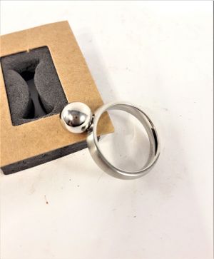 Ring i stål med blank kula, storlek small