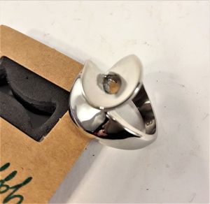 Ring i stål med vriden design, storlek small