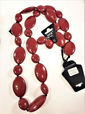 Halsband och örhänge med stora polerade stenar, röd eller blå